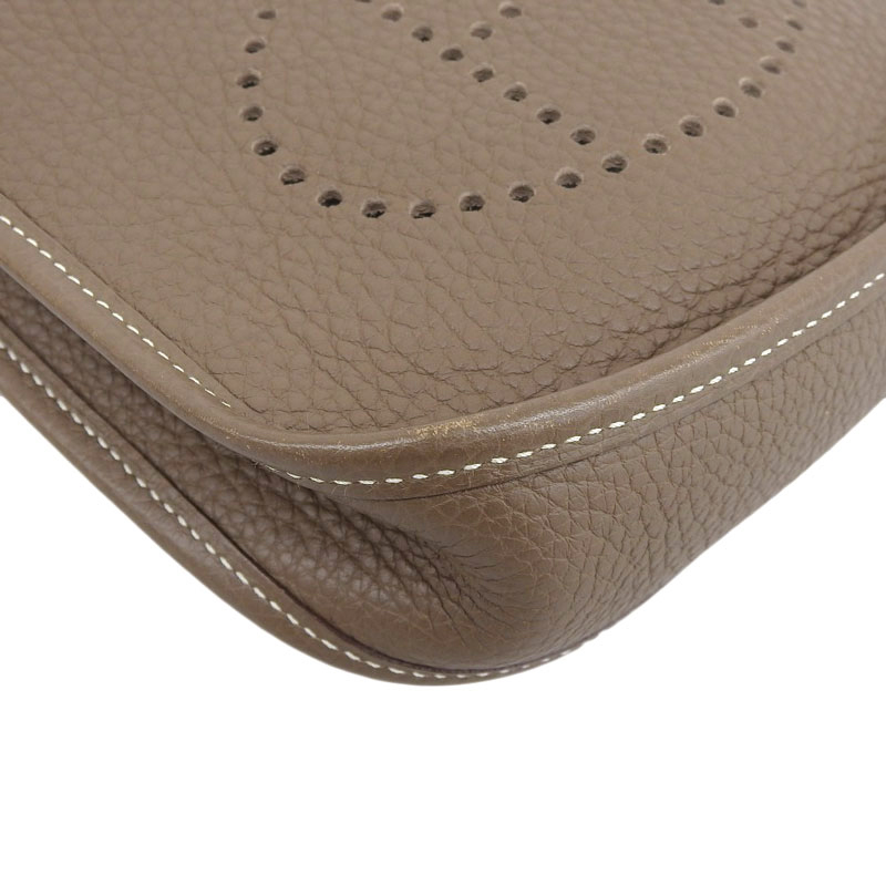 http://エルメス%20HERMES%20エヴリンTPM%20ショルダーバッグ%20トリヨンクレマンス%20エトゥープ%20C刻印%202018年%20SV金具%20中古%20HE0853