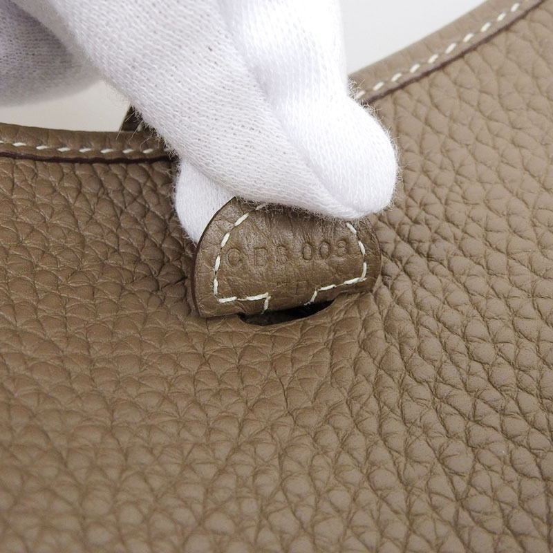 http://エルメス%20HERMES%20エヴリンTPM%20ショルダーバッグ%20トリヨンクレマンス%20エトゥープ%20C刻印%202018年%20SV金具%20中古%20HE0853