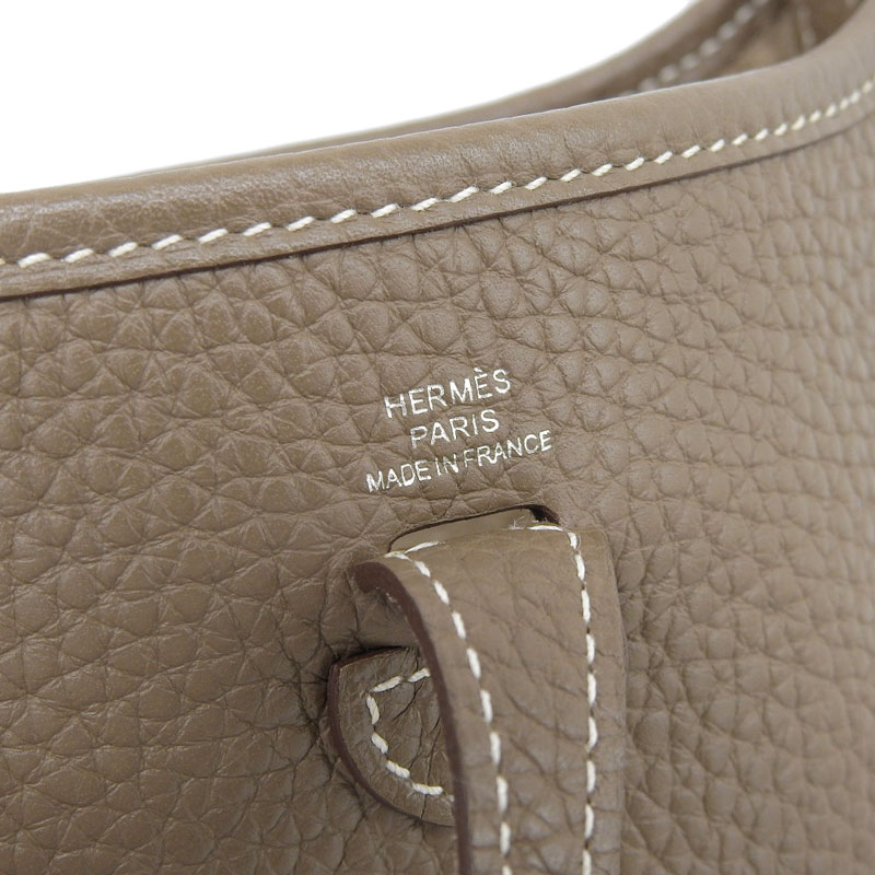 http://エルメス%20HERMES%20エヴリンTPM%20ショルダーバッグ%20トリヨンクレマンス%20エトゥープ%20C刻印%202018年%20SV金具%20中古%20HE0853