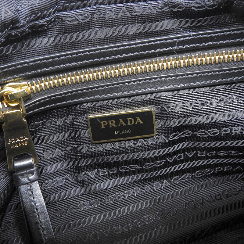 http://プラダ%20PRADA%20ショルダーバッグ%20斜め掛けショルダー%20ジャガード%20レザー%20ブラック%20リボン%201BH089%20中古%20OB1592