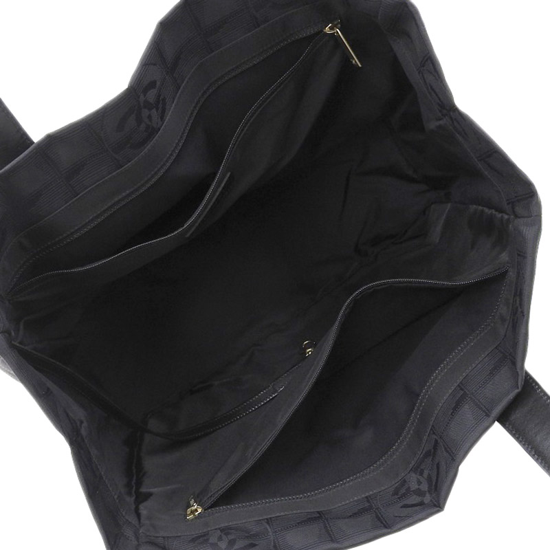 http://シャネル%20CHANEL%20ニュートラベルラインMM%20トートバッグ%20ナイロン/レザー%20ブラック%20中古%20CH0901