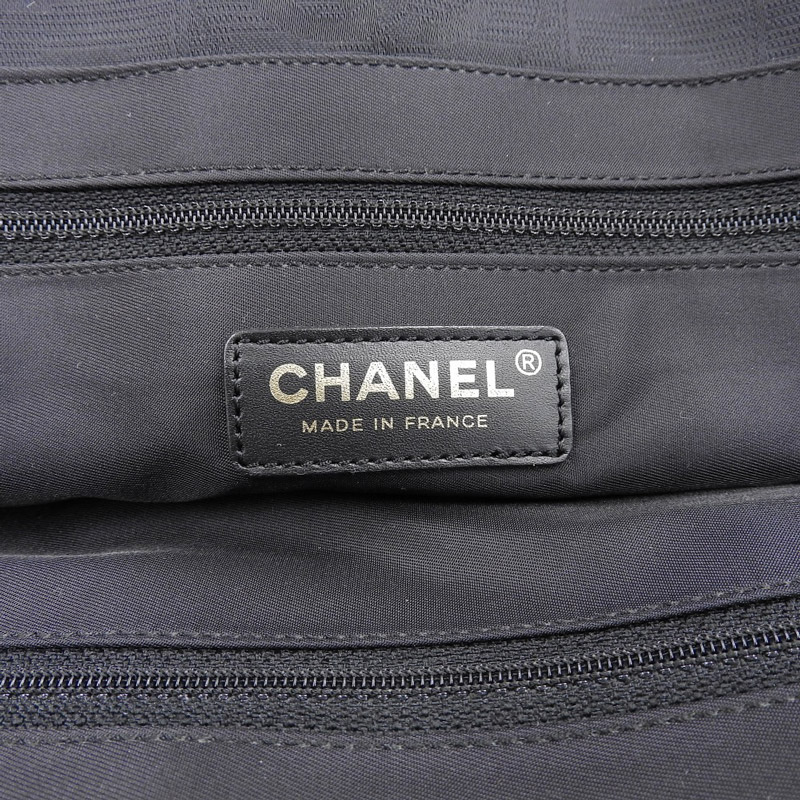 http://シャネル%20CHANEL%20ニュートラベルラインMM%20トートバッグ%20ナイロン/レザー%20ブラック%20中古%20CH0901