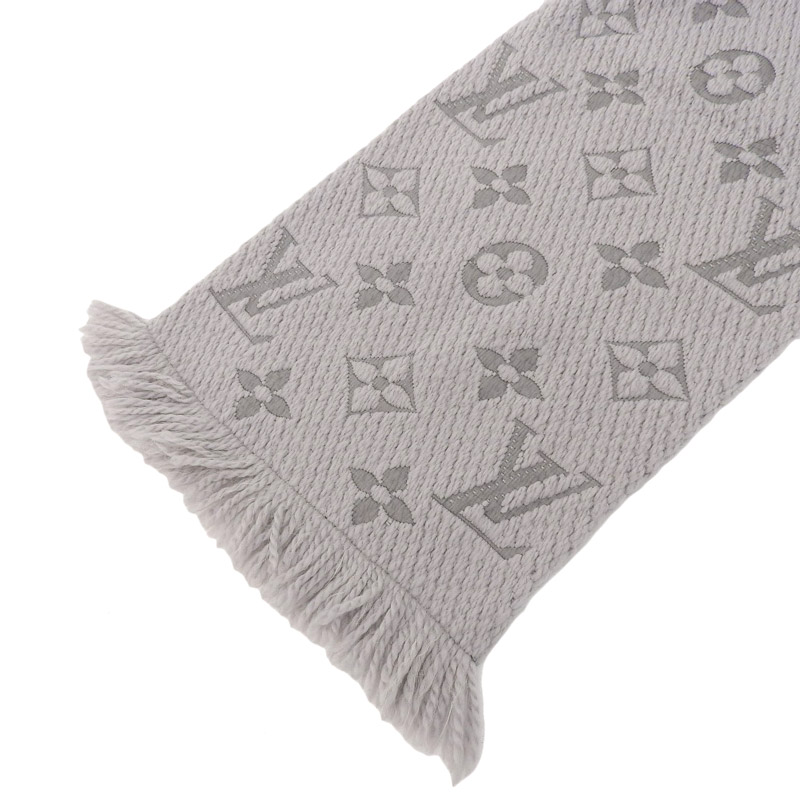 http://ルイヴィトン%20LOUIS%20VUITTON%20エシャルプロゴマニア%20マフラー%20ウール/シルク%20グリペルル%20グレー%20M74742%20中古%20LV1493