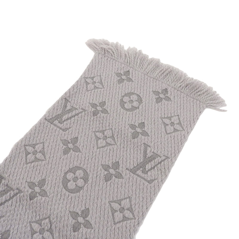 http://ルイヴィトン%20LOUIS%20VUITTON%20エシャルプロゴマニア%20マフラー%20ウール/シルク%20グリペルル%20グレー%20M74742%20中古%20LV1493