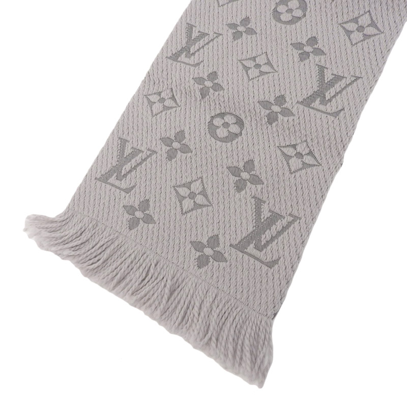http://ルイヴィトン%20LOUIS%20VUITTON%20エシャルプロゴマニア%20マフラー%20ウール/シルク%20グリペルル%20グレー%20M74742%20中古%20LV1499