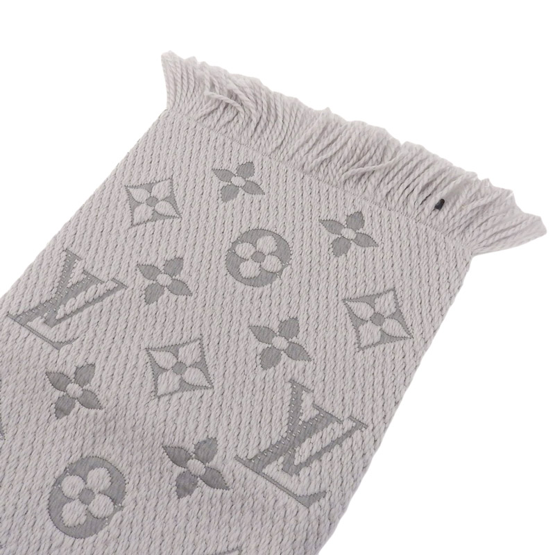 http://ルイヴィトン%20LOUIS%20VUITTON%20エシャルプロゴマニア%20マフラー%20ウール/シルク%20グリペルル%20グレー%20M74742%20中古%20LV1499