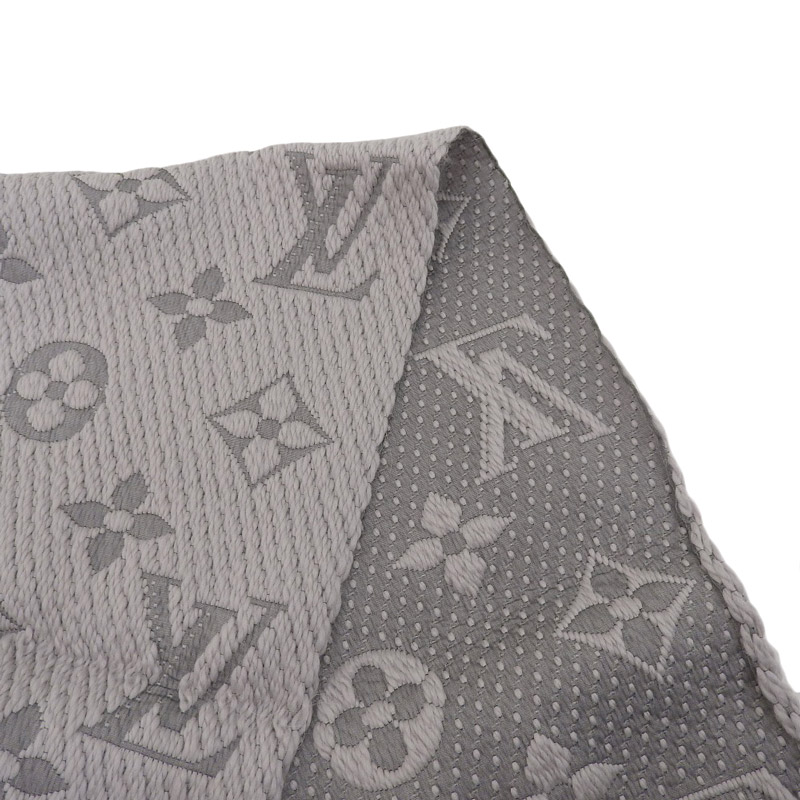 http://ルイヴィトン%20LOUIS%20VUITTON%20エシャルプロゴマニア%20マフラー%20ウール/シルク%20グリペルル%20グレー%20M74742%20中古%20LV1499