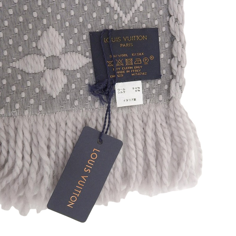 http://ルイヴィトン%20LOUIS%20VUITTON%20エシャルプロゴマニア%20マフラー%20ウール/シルク%20グリペルル%20グレー%20M74742%20中古%20LV1499