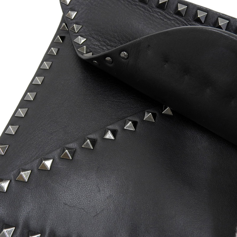 http://ヴァレンティノ%20VALENTINO%20クラッチバッグ%20スタッズ%20レザー%20ブラック%20中古%20OB1653