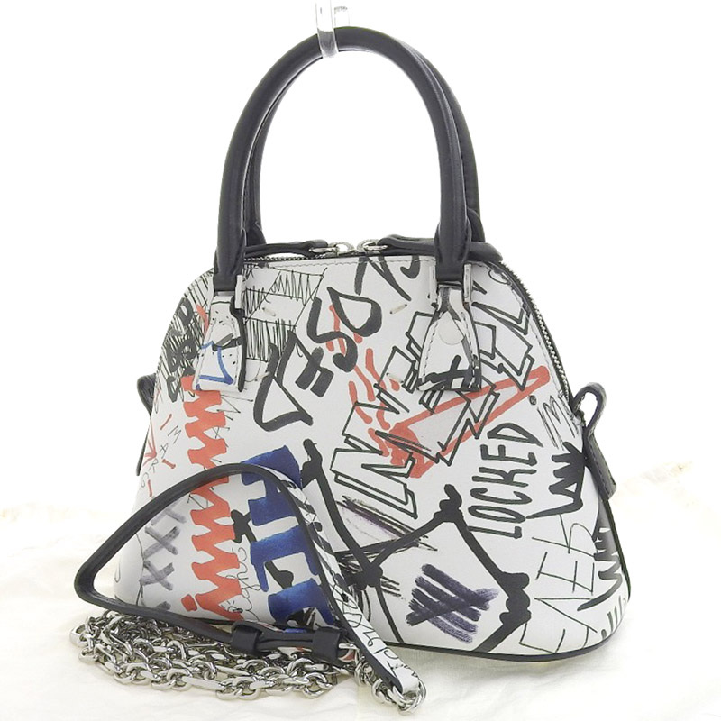http://メゾンマルジェラ%20MAISON%20MARGIELA%205AC%20グラフィティ%202WAYバッグ%20ハンドバッグ%20ショルダー%20レザー%20ホワイト/ブラック%20中古%20OB1666