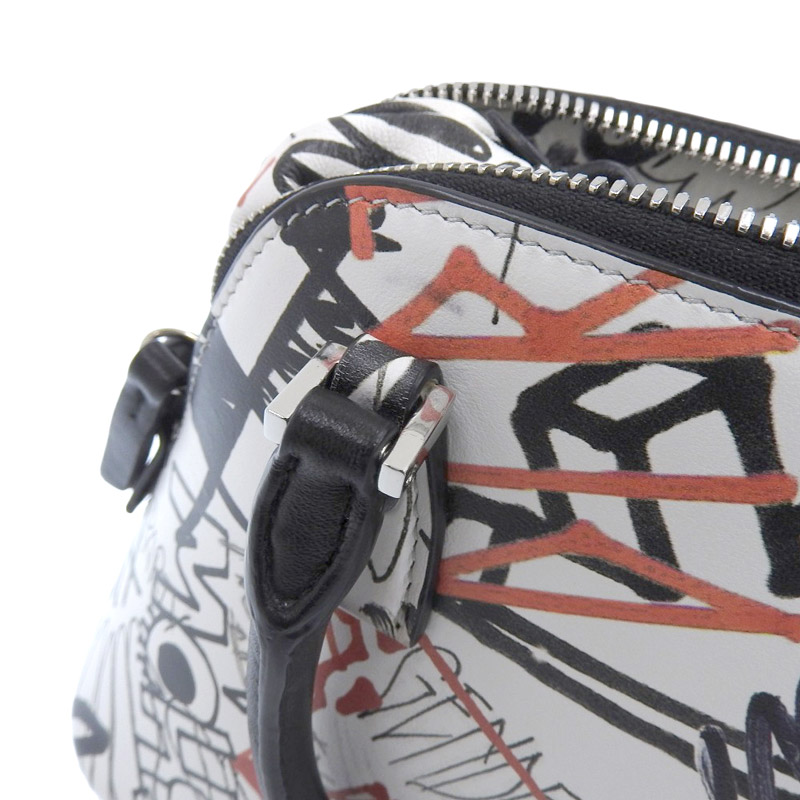 http://メゾンマルジェラ%20MAISON%20MARGIELA%205AC%20グラフィティ%202WAYバッグ%20ハンドバッグ%20ショルダー%20レザー%20ホワイト/ブラック%20中古%20OB1666