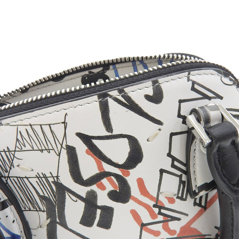 http://メゾンマルジェラ%20MAISON%20MARGIELA%205AC%20グラフィティ%202WAYバッグ%20ハンドバッグ%20ショルダー%20レザー%20ホワイト/ブラック%20中古%20OB1666