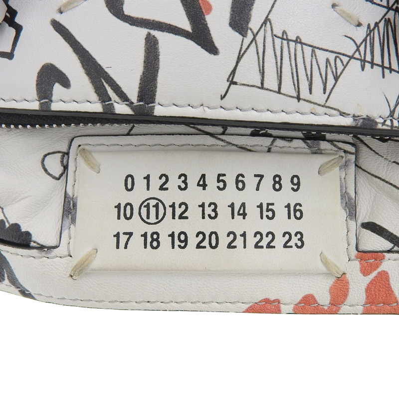 http://メゾンマルジェラ%20MAISON%20MARGIELA%205AC%20グラフィティ%202WAYバッグ%20ハンドバッグ%20ショルダー%20レザー%20ホワイト/ブラック%20中古%20OB1666