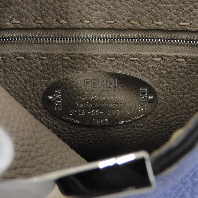 http://フェンディ%20FENDI%20ピーカブー%20エッセンシャリー%20セレリア%202WAYバッグ%20ハンドバッグ%20ショルダーバッグ%20レザー%20ブルー%20中古%20OB1685