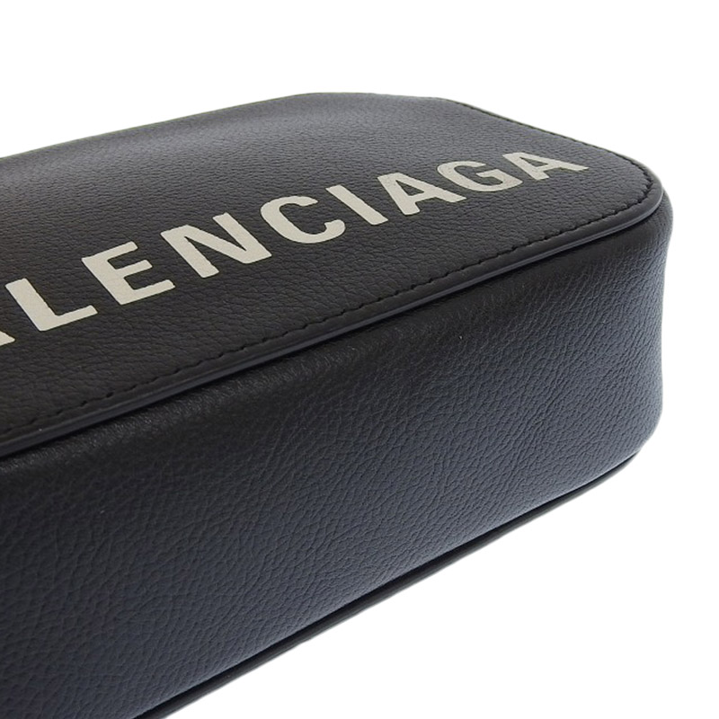 http://バレンシアガ%20BALENCIAGA%20ヴィル%20カメラバッグXS%20ショルダーバッグ%20レザー%20ブラック%20558171%20中古%20OB1688