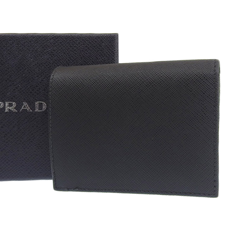 http://プラダ%20PRADA%20二つ折り財布%20コンパクトウォレット%20サフィアーノ%20レザー%20ブラック%201MV204%20中古%20OBB0542