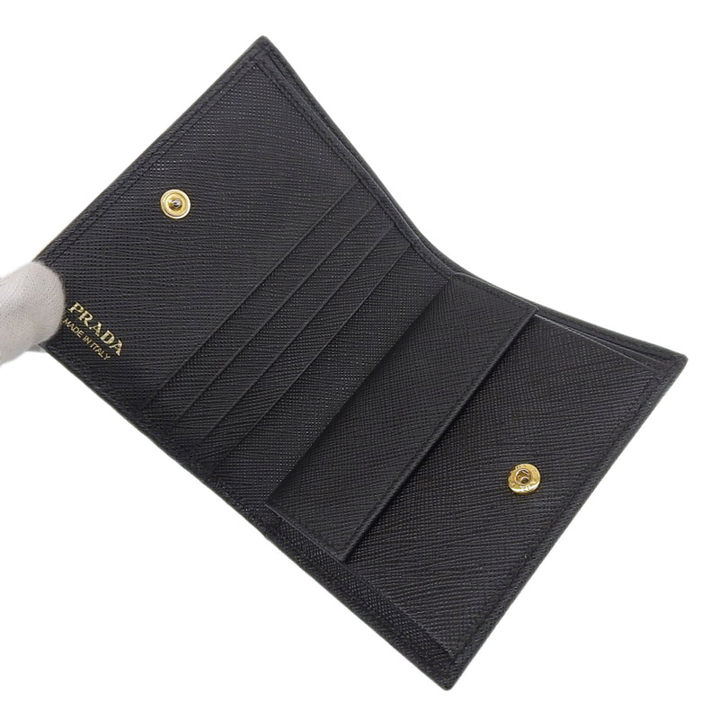 http://プラダ%20PRADA%20二つ折り財布%20コンパクトウォレット%20サフィアーノ%20レザー%20ブラック%201MV204%20中古%20OBB0542