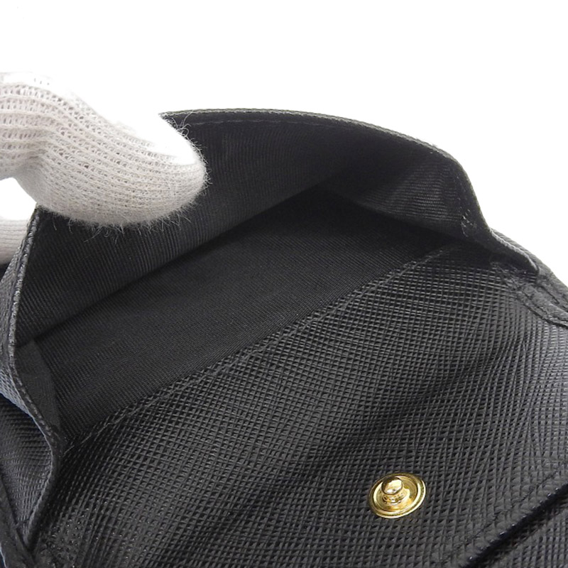 http://プラダ%20PRADA%20二つ折り財布%20コンパクトウォレット%20サフィアーノ%20レザー%20ブラック%201MV204%20中古%20OBB0542