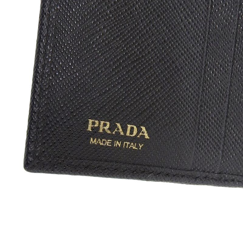 http://プラダ%20PRADA%20二つ折り財布%20コンパクトウォレット%20サフィアーノ%20レザー%20ブラック%201MV204%20中古%20OBB0542