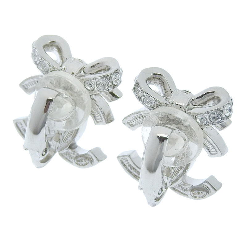 http://シャネル%20CHANEL%20ココマーク%20リボン%20イヤリング%20ラインストーン%20シルバー色%20B23S%20美品%20CH0898