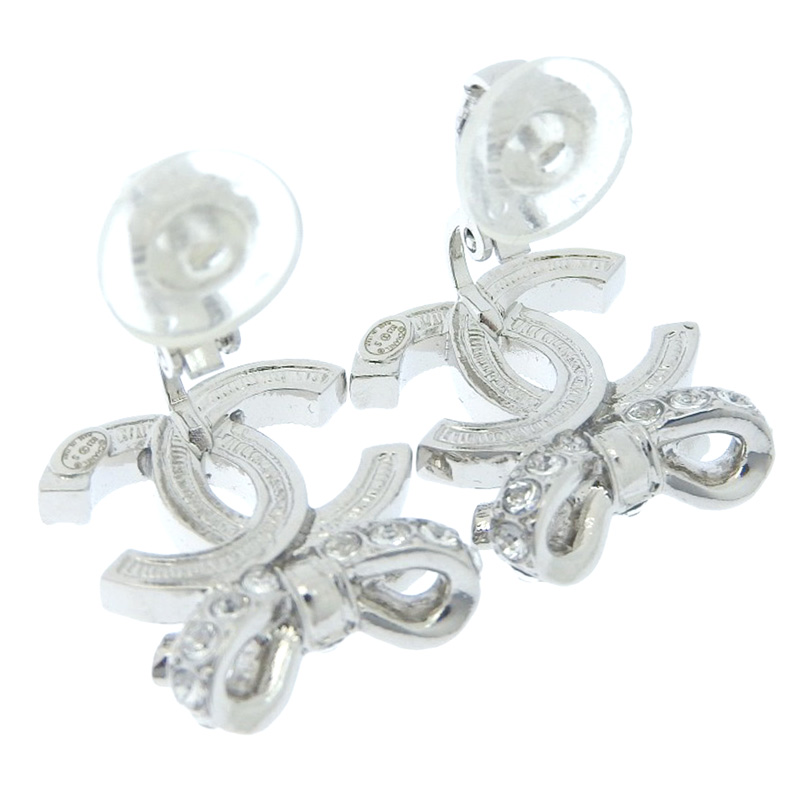 http://シャネル%20CHANEL%20ココマーク%20リボン%20イヤリング%20ラインストーン%20シルバー色%20B23S%20美品%20CH0898