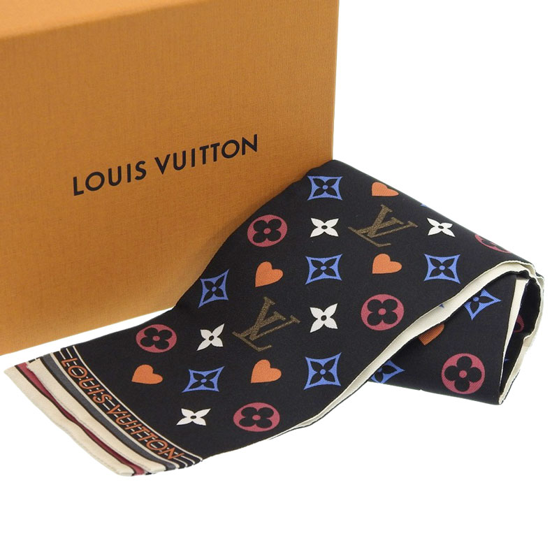 http://ルイヴィトン%20LOUIS%20VUITTON%20バンドー・ゲーム・オン%20バンドー%20スカーフ%20シルク%20ブラック/ホワイト%20MP2904%20中古%20LV1514