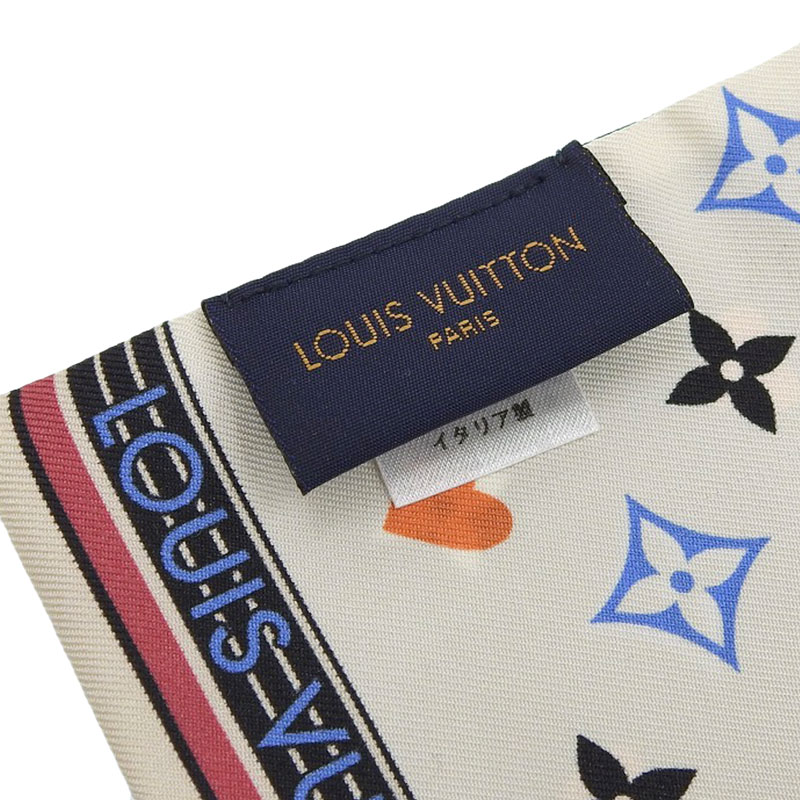 http://ルイヴィトン%20LOUIS%20VUITTON%20バンドー・ゲーム・オン%20バンドー%20スカーフ%20シルク%20ブラック/ホワイト%20MP2904%20中古%20LV1514