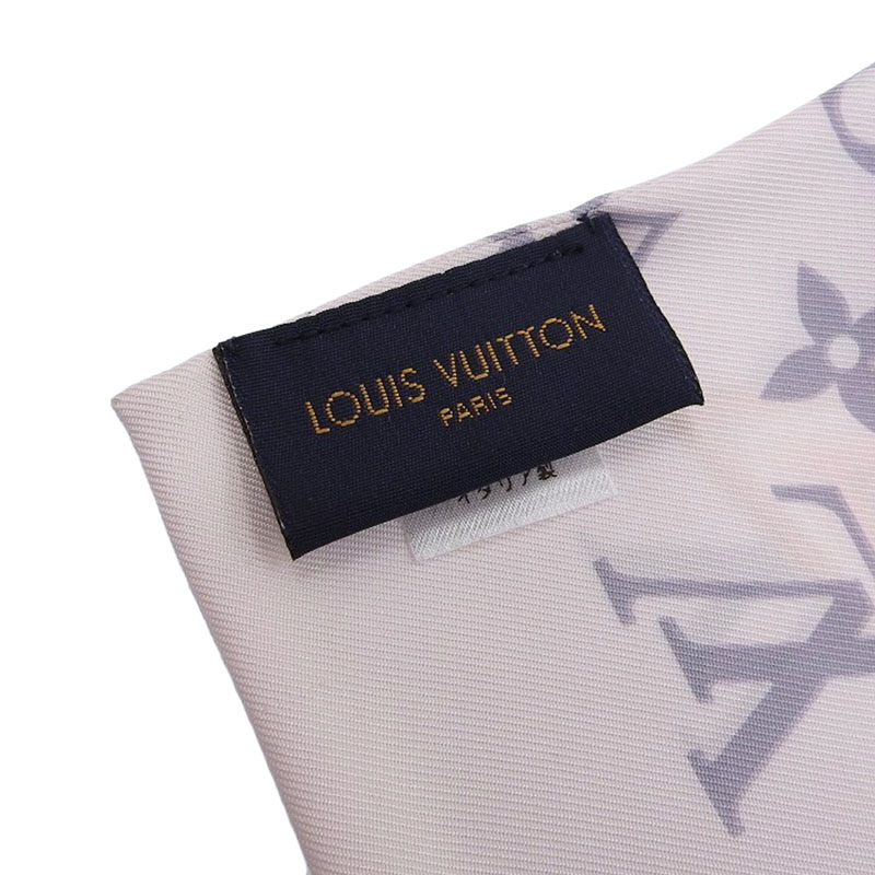 http://ルイヴィトン%20LOUISVUITTON%20バンドー・モノグラムコンフィデンシャル%20バンドー%20スカーフ%20シルク%20ローズクレール%20M70637%20中古%20LV1519