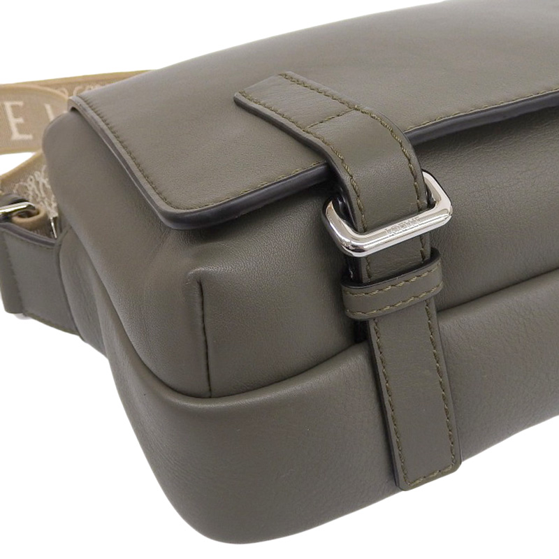 http://ロエベ%20LOEWE%20ミリタリー%20メッセンジャーバッグ%20XS%20ショルダーバッグ%20レザー%20カーキグリーン%20B553A72X21%20中古%20OB1697