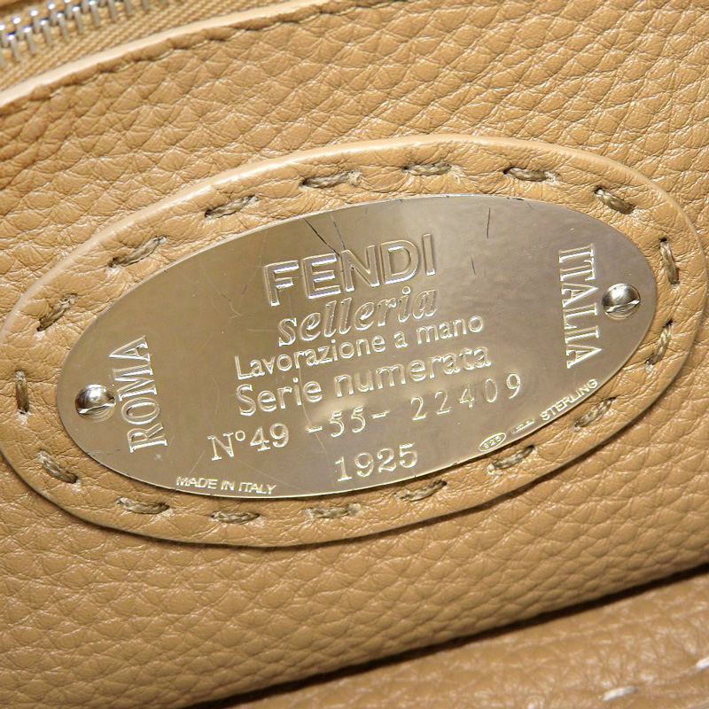 http://フェンディ%20FENDI%20ピーカブーミニ%20セレリア%202WAYバッグ%20ハンドバッグ%20ショルダーバッグ%20レザー%20アイボリー%208BN244%20中古%20OB1711