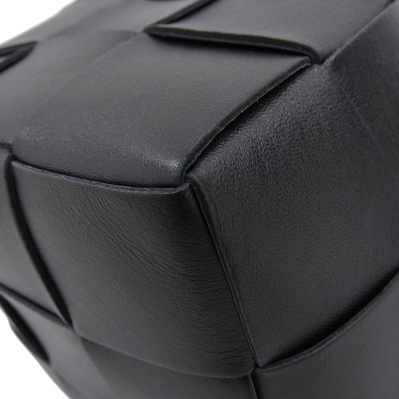 http://ボッテガヴェネタ%20BOTTEGA%20VENETA%20イントレチャート%20スモール%20カセット%20クロスボディバケットバッグ%20レザー%20黒%20680218%20中古%20OB1728