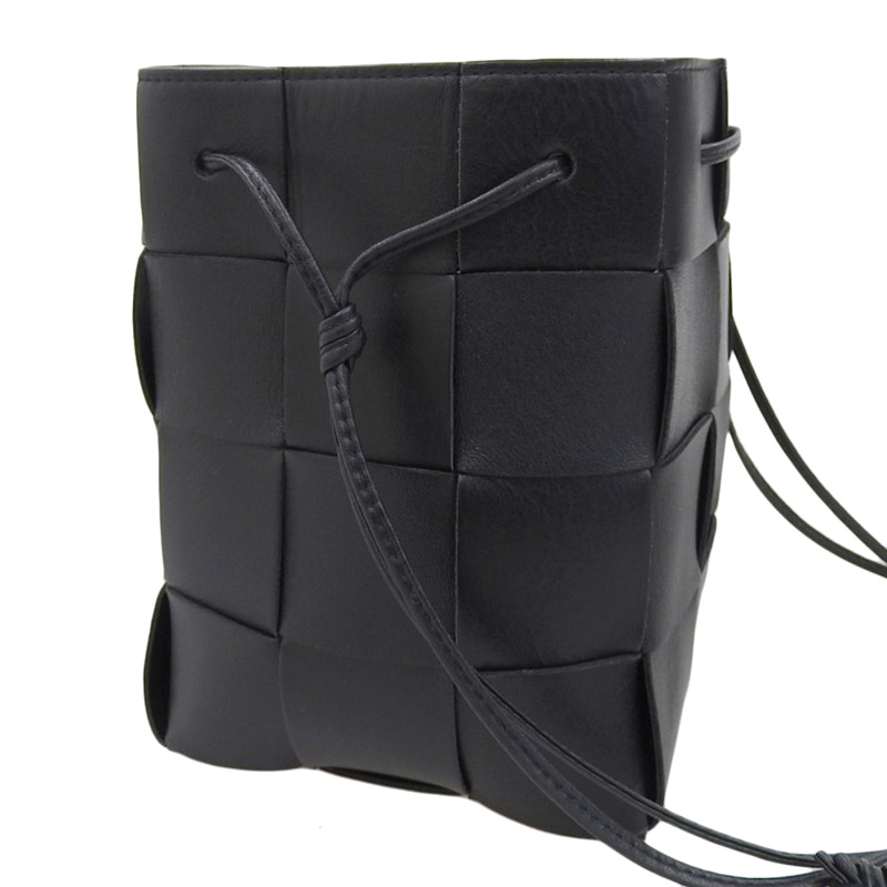 http://ボッテガヴェネタ%20BOTTEGA%20VENETA%20イントレチャート%20スモール%20カセット%20クロスボディバケットバッグ%20レザー%20黒%20680218%20中古%20OB1728
