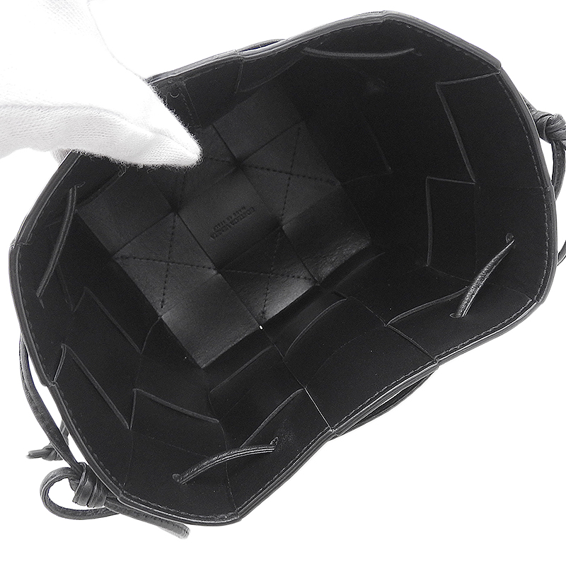 http://ボッテガヴェネタ%20BOTTEGA%20VENETA%20イントレチャート%20スモール%20カセット%20クロスボディバケットバッグ%20レザー%20黒%20680218%20中古%20OB1728