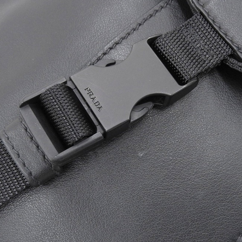 http://プラダ%20PRADA%20ショルダーバッグ%20ウエストポーチ%20レザー%20ブラック%20中古%20OB1740