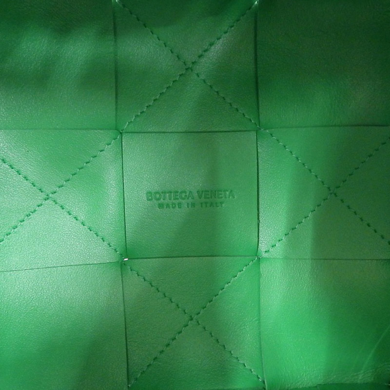 http://ボッテガヴェネタ%20イントレチャート%20スモール%20カセット%20クロスボディバケットバッグ%20レザー%20パラキート%20緑%20680218%20中古%20OB1746