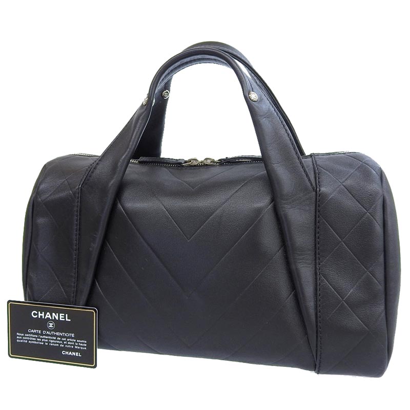 http://シャネル%20CHANEL%20シェブロン%20Vステッチ%20ミニボストン%20ハンドバッグ%20レザー%20ブラック%20A30899%20中古%20CH0881