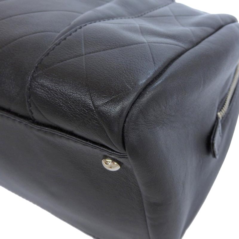 http://シャネル%20CHANEL%20シェブロン%20Vステッチ%20ミニボストン%20ハンドバッグ%20レザー%20ブラック%20A30899%20中古%20CH0881