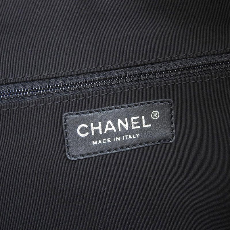 http://シャネル%20CHANEL%20シェブロン%20Vステッチ%20ミニボストン%20ハンドバッグ%20レザー%20ブラック%20A30899%20中古%20CH0881