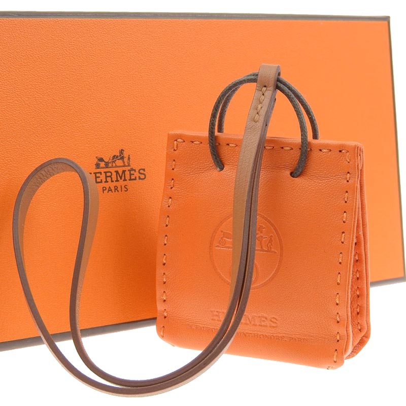 http://エルメス%20HERMES%20サック・オランジュ%20バッグチャーム%20レザー%20オレンジ%20Y刻印%202020年%20美品%20HE0913