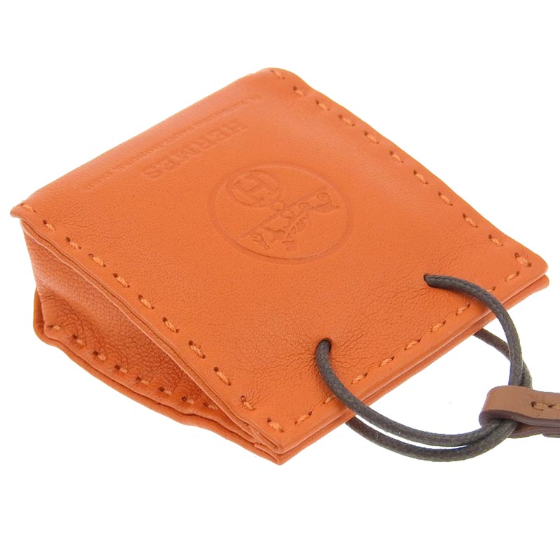 http://エルメス%20HERMES%20サック・オランジュ%20バッグチャーム%20レザー%20オレンジ%20Y刻印%202020年%20美品%20HE0913