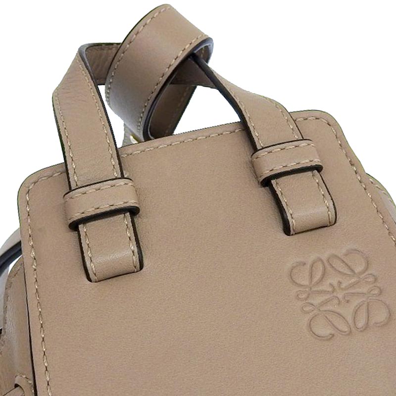 http://ロエベ%20LOEWE%20ハンモックスモール%20ドローストリング%202WAYバッグ%20ハンドバッグ%20ショルダーバッグ%20レザー%20グレージュ%20中古%20OB1541
