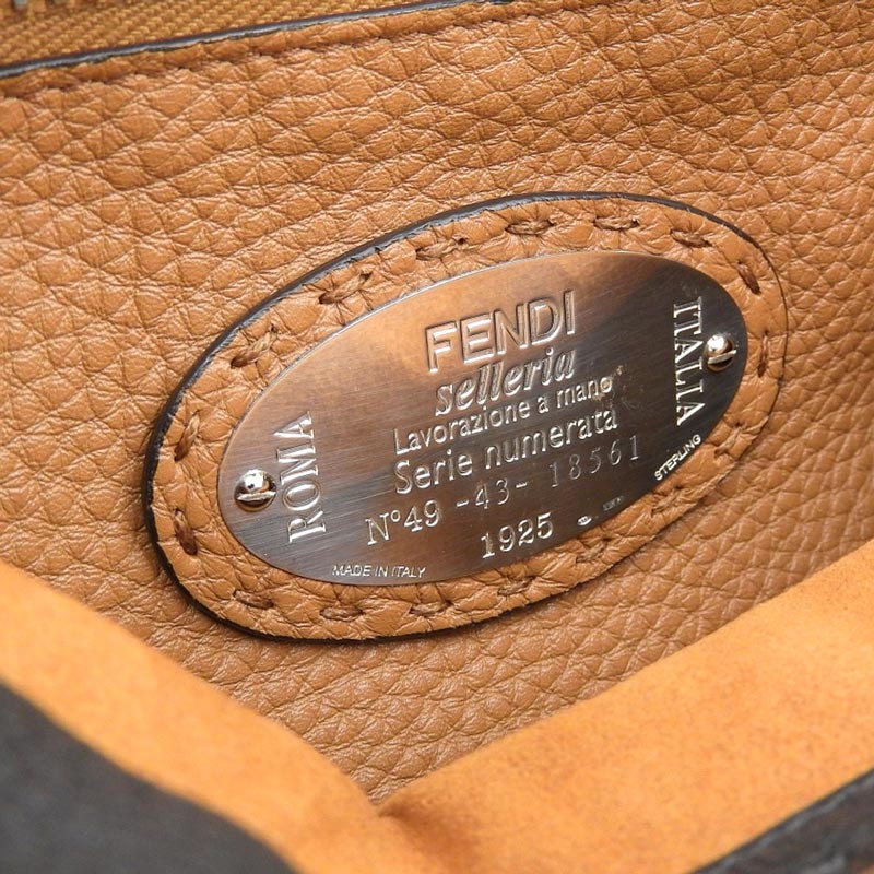 http://フェンディ%20FENDI%20ピーカブー%20セレリア%202WAYバッグ%20ハンドバッグ%20ショルダーバッグ%20レザー%20ブラック%208BN226%20中古%20OB1755