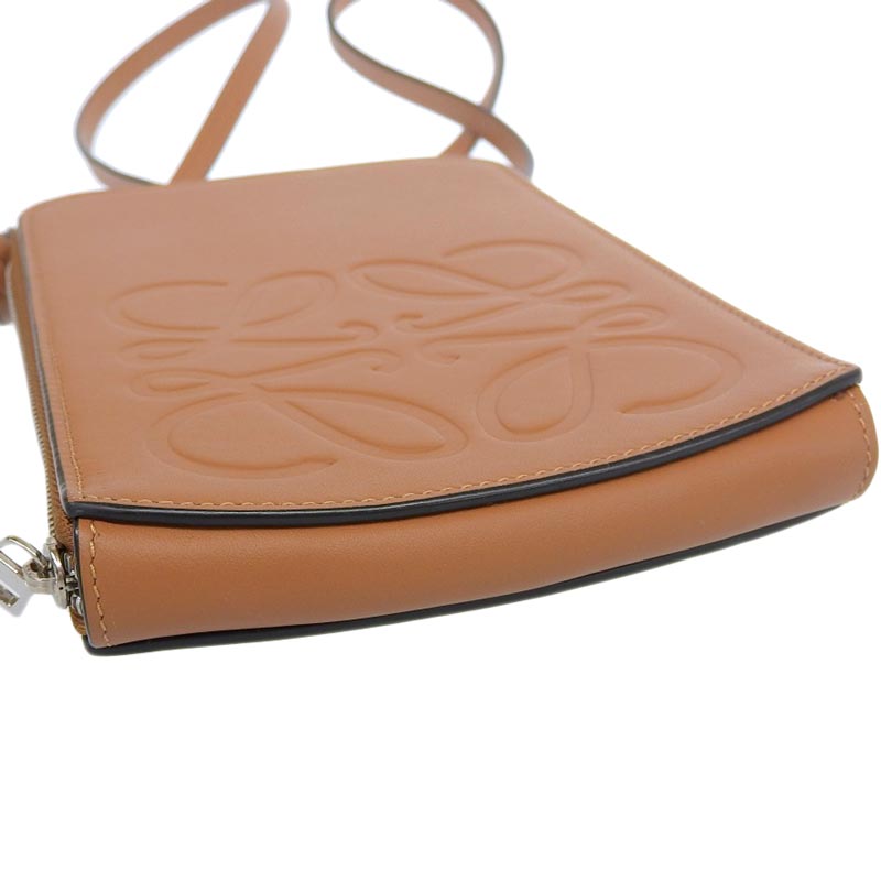 http://ロエベ%20LOEWE%20アナグラム%20マルチファンクショナルケース%20ショルダーバッグ%20スマホポシェット%20レザー%20タン%20C500R47X01%20中古%20OB1765