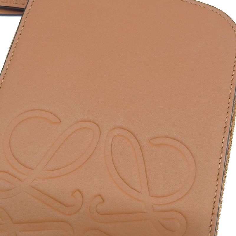 http://ロエベ%20LOEWE%20アナグラム%20マルチファンクショナルケース%20ショルダーバッグ%20スマホポシェット%20レザー%20タン%20C500R47X01%20中古%20OB1765