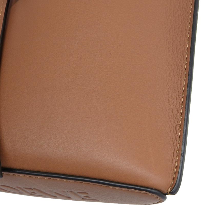 http://ロエベ%20LOEWE%20ダイスポケット%20ショルダーバッグ%20レザー%20タン%20C630R12X01%20中古%20OB1777