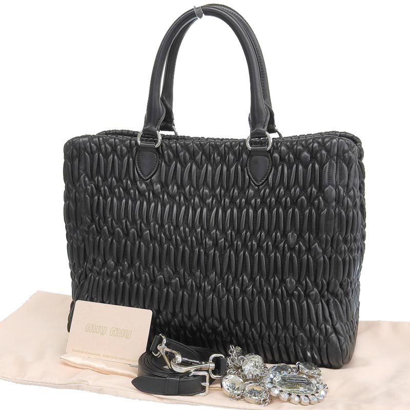 http://ミュウミュウ%20MIUMIU%20ナッパクリスタル%202WAYバッグ%20ハンドバッグ%20ショルダーバッグ%20レザー%20ブラック%205BA958%20中古%20OB1780