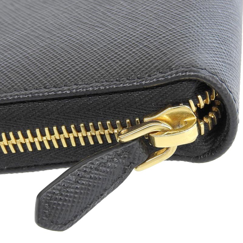 http://プラダ%20PRADA%20長財布%20ラウンドファスナー%20トライアングル%20ジップアラウンド%20サフィアーノ%20レザー%20ブラック%201ML506%20中古%20OBB0548