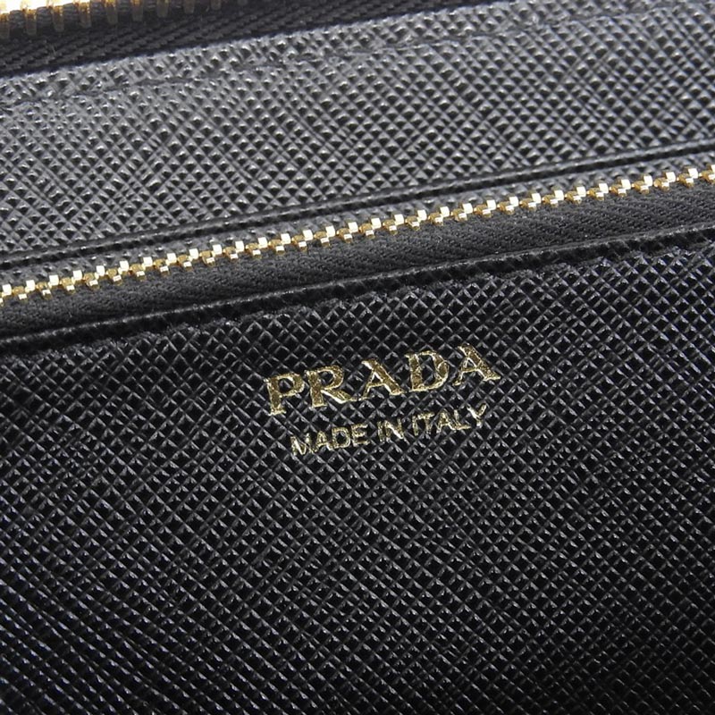 http://プラダ%20PRADA%20長財布%20ラウンドファスナー%20トライアングル%20ジップアラウンド%20サフィアーノ%20レザー%20ブラック%201ML506%20中古%20OBB0548