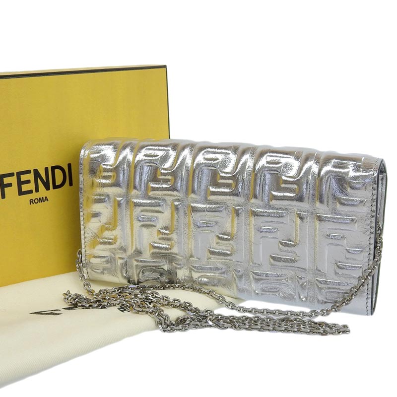 http://フェンディ%20FENDI%20チェーンウォレット%20長財布%20ズッカ%20レザー%20シルバー%208M0365%20中古%20OBB0553