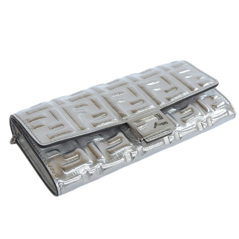 http://フェンディ%20FENDI%20チェーンウォレット%20長財布%20ズッカ%20レザー%20シルバー%208M0365%20中古%20OBB0553